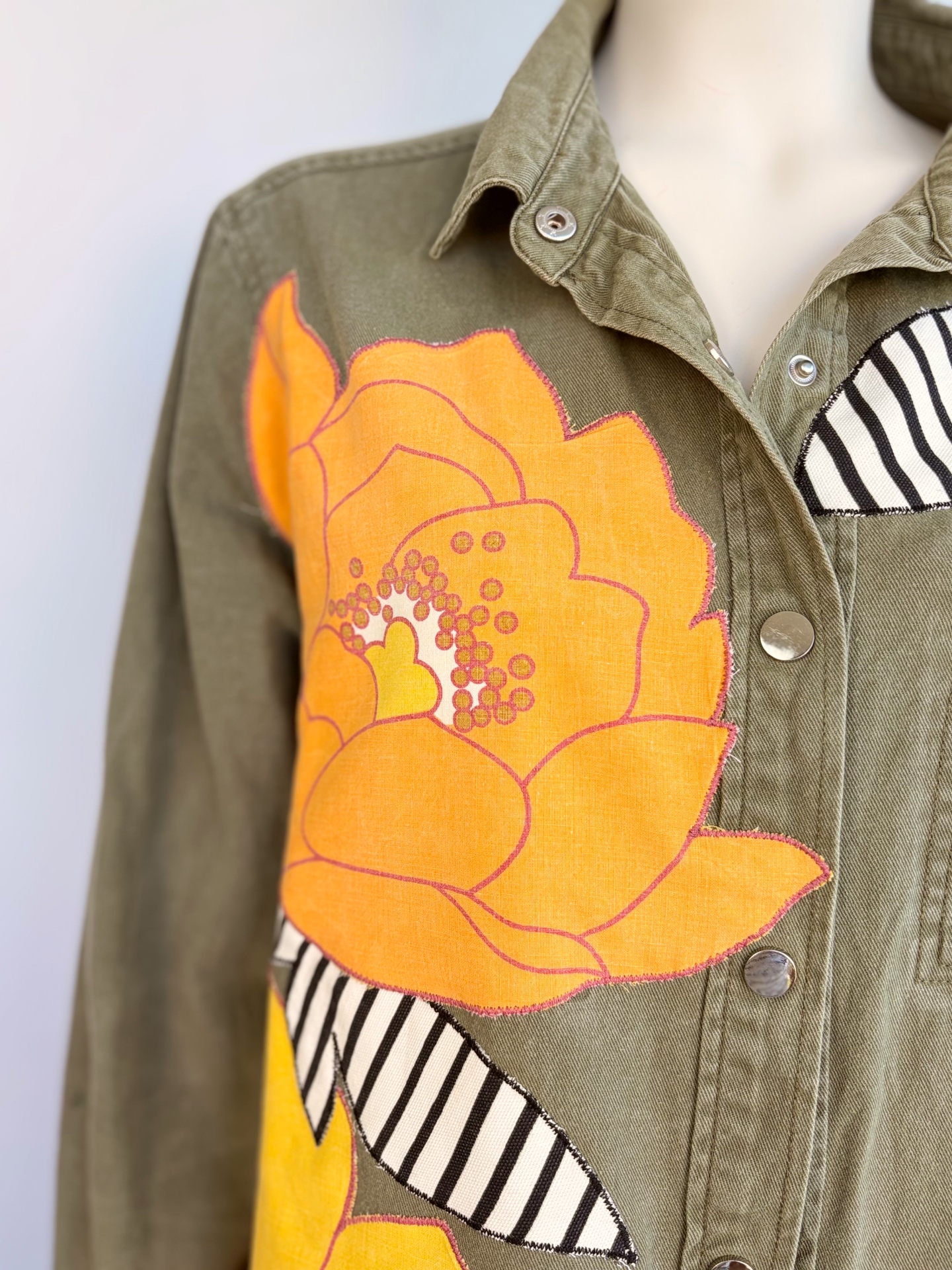 Jacka militär gula orange blommor4 Remake jacka