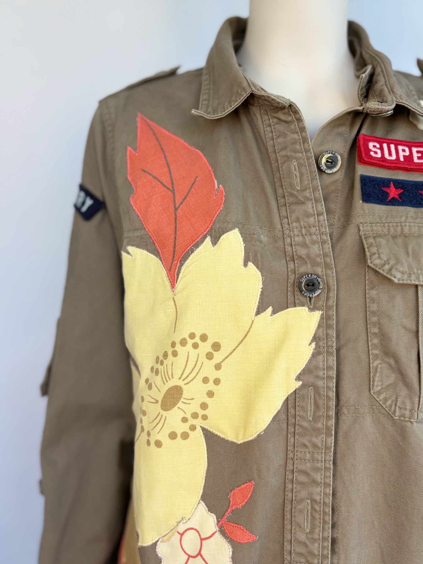 Jacka militär röda vita blommor5 Remake jacka